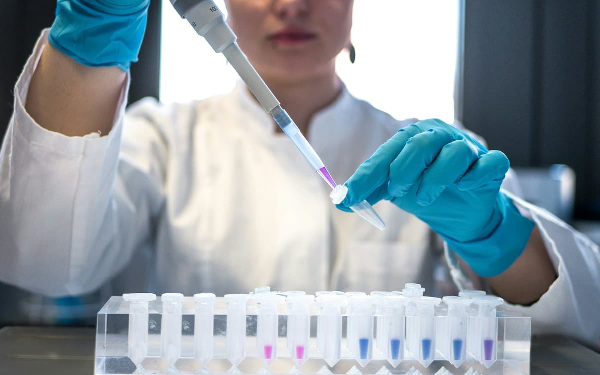 Pipette et tubes à essai dans un laboratoire de recherche