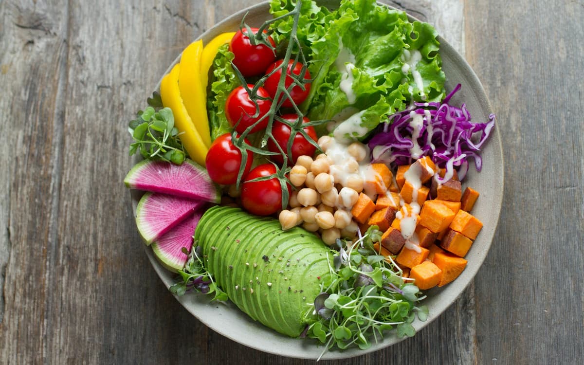 Bol de légumes frais, avocat, tomates et pois chiches